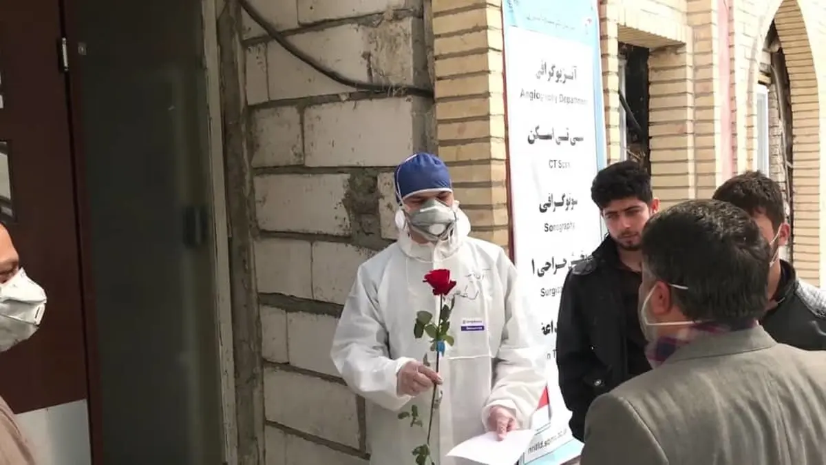 اهدای گل توسط ستاد اجرایی به پزشکان و پرستاران 