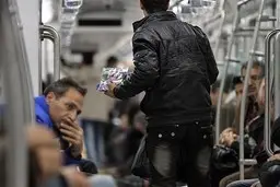 شهرداری تهران: مقرر شد اتباع خارجی دستفروش در مترو اجازه فعالیت نداشته باشند | این افراد ۳۰۰ تا ۴۰۰ نفر از مجموع ۳ هزار دستفروش مترو را شامل می‌شوند