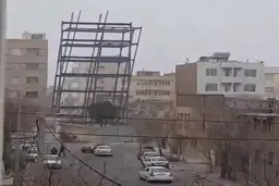سقوط اسکلت فلزی ساختمان در حال ساخت + ویدئو