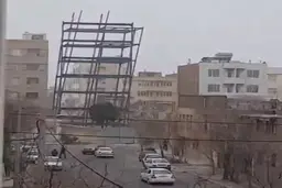 سقوط اسکلت فلزی ساختمان در حال ساخت + ویدئو