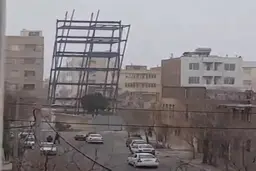 سقوط اسکلت فلزی ساختمان در حال ساخت + ویدئو