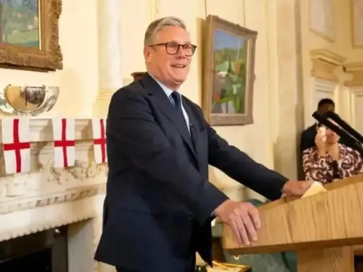 استارمر: تأثیر جنگ را روی قیمت بنزین می‌بینید