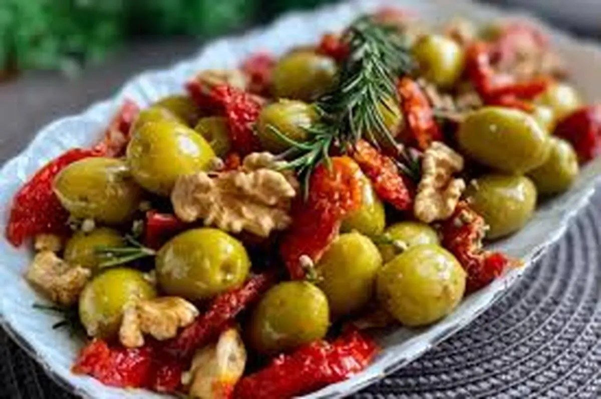 دستور تهیه سالاد زیتون و گردو | پیش غذایی مدیترانه‌ای با طعمی منحصر به‌ فرد +ویدئو