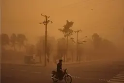 اورژانس: مراجعه ۵۲ نفر به مراکز درمانی در پی طوفان سیستان و بلوچستان