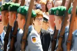 وزیر دفاع آلمان: از برنامه آمریکا برای خروج نظامیانش بی‌خبر هستیم