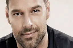 خواننده مشهور همجنس گرا به اتهام تجاوز به برادرزاده‌اش به ۵۰ سال حبس محکوم می‌شود؟ + جزئیات
