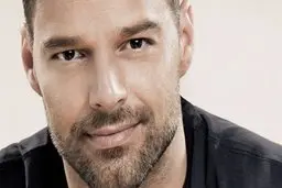 خواننده مشهور همجنس گرا به اتهام تجاوز به برادرزاده‌اش به ۵۰ سال حبس محکوم می‌شود؟ + جزئیات