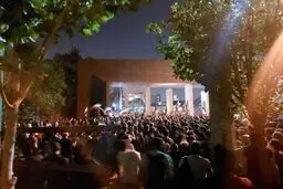 زن بی‌حجاب یک روحانی را نجات داد! | نجات جان یک روحانی از دست اغتشاشگران توسط زن بی‌حجاب+ویدئو 