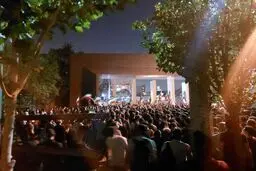زن بی‌حجاب یک روحانی را نجات داد! | نجات جان یک روحانی از دست اغتشاشگران توسط زن بی‌حجاب+ویدئو 