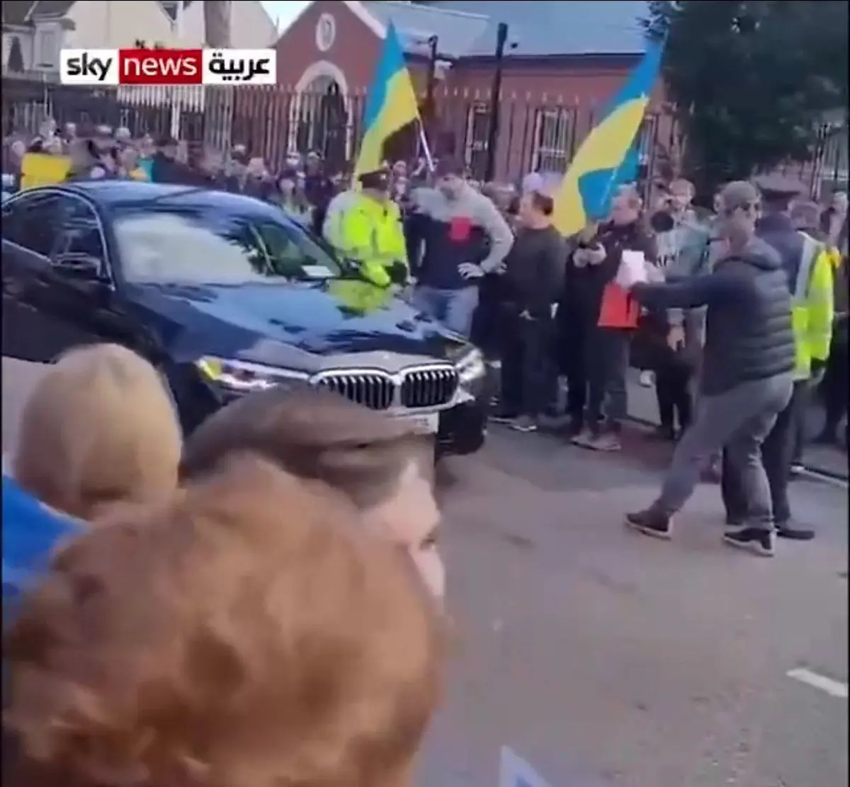 اعتراض ایرلندی‌ها به خودروی حامل سفیر روسیه+ویدئو