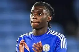 قانون جلوی بازیکن ۱۵ ساله لسترسیتی را گرفت | پیراهن با تبلیغ سایت شرط‌بندی ممنوع بر تن بازیکن ۱۵ ساله لسترسیتی

