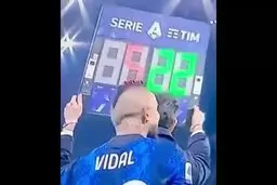 شوخی جالب آرتور ویدال با داور در جریان بازی + ویدئو 