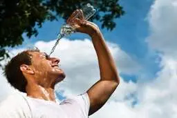 وقتی هوا گرمه اصلا بیرون نرو! | توی این آب و هوای گرم بیرون رفتن فقط مغزت رو آب میکنه! + جزئیات