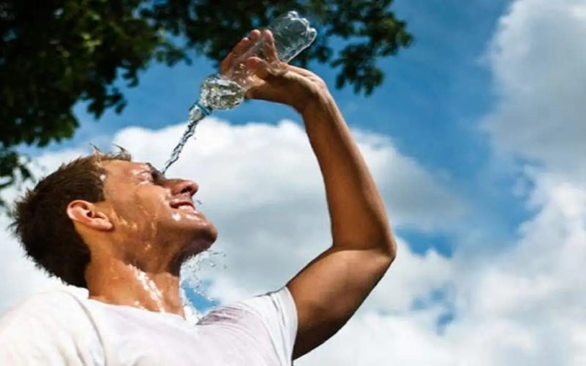 آب خنک ریختن روی سر ممنوع! | خطرات ریختن آب سرد روی سر در گرما 