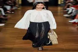 شروع هفته مد پاریس پر حاشیه تر از همیشه | تغییر رنگ لباس‌ها با اشعهUV و گرما! + ویددئو