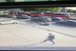 برخورد سهمگین دو عدد دوچرخه  سوار در خیابان+ ویدیو