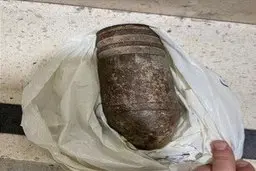 ناآرامی در فرودگاه و وحشت مسافران | تلاش زوج آمریکا برای حمل توپ جنگی از طریق هواپیما!+ویدئو