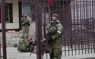 برافراشتن پرچم روسیه توسط نظامیان روس در جمهوری جدایی‌طلب لوهانسک + ویدئو 
