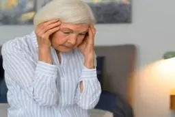 علت آلزایمر؛ این افراد 4 برابر بیشتر فراموشی میگیرن!