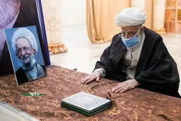 تصویری از حضور آیت الله جنتی بر مزار مصباح یزدی