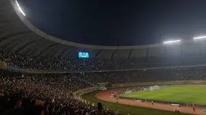 حادثه خطرناک در استادیوم پارس | فرود آمدن پوشش طلقی سقف بر سر هوادار +ویدئو 