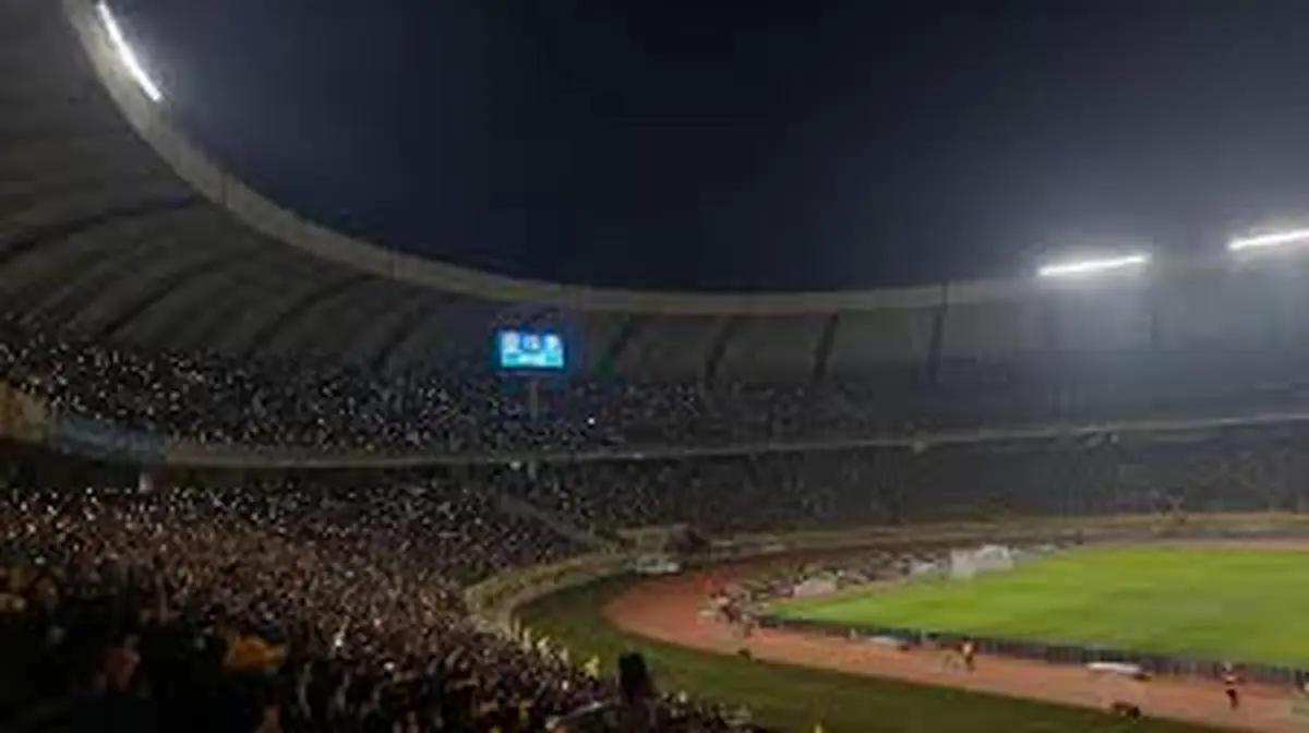 حادثه خطرناک در استادیوم پارس | فرود آمدن پوشش طلقی سقف بر سر هوادار +ویدئو 