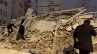 لحظه نجات یک دختربچه از زیر آوار زلزله در ترکیه | مردم از سالم بودنش خوشحال شدند + ویدئو