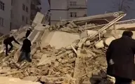 ریزش دوباره‌ی ساختمان های ترکیه پس از زلزله شدید | انقدر شدید بود که باید دست همدیگر رو برای ایستادن می‌گرفتند! + ویدئو