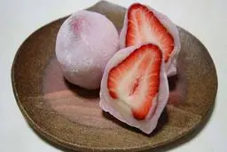 یک طعم بهشتی رو با موچی توت فرنگی امتحان کن | طرز تهیه موچی توت فرنگی +ویدئو