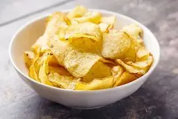 دیگه هیچوقت از بیرون چیپس نخر وقتی نصفش باده! | خودت توی خونه با کم ترین هزینه این چیپس خوشمزه و ساده رو درست کن! | طرز تهیه چیپس خونگی + ویدئو