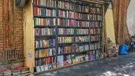 عجیب ترین کتابفروشی در خیابان خیام تهران که فقط یه قفسه است! + تصاویر