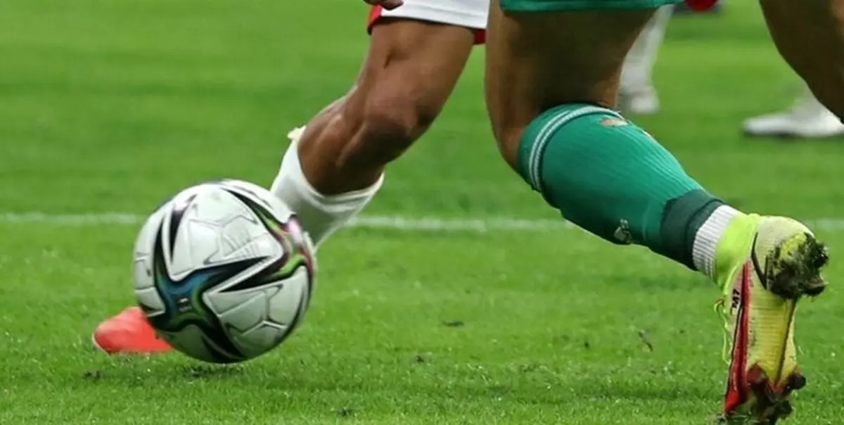 ویدئوی لحظه غم انگیز مرگ فوتبالیست جوان در زمین فوتبال | یک تراژدی مثل مرگ هادی نوروزی