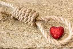 وقتی کسی دوستم ندارد، اما رهایم هم نمی کند چه کنم؟