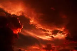 تصاویری از رنگ عجیب آسمان عراق + ویدیو