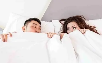 شبها کنار همسرتان نخوابید! | دلایل علمی و روانشناسی برای فواید نخوابیدن کنار همسر 