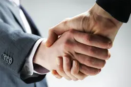 از نحوه دست دادن افراد میتوانید راز درون انها کشف کنید