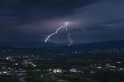 صاعقه  یک نفر را خشک کرد | فردی بر اثر برخورد صاعقه جان داد