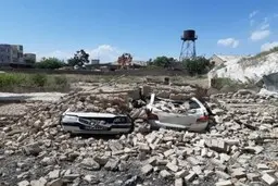 تصاویرمدفون شدن ۴ خودرو بر اثر ریزش دیوار در شهرری 