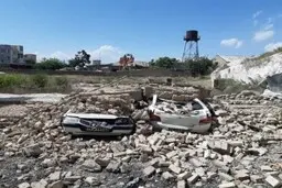 تصاویرمدفون شدن ۴ خودرو بر اثر ریزش دیوار در شهرری 