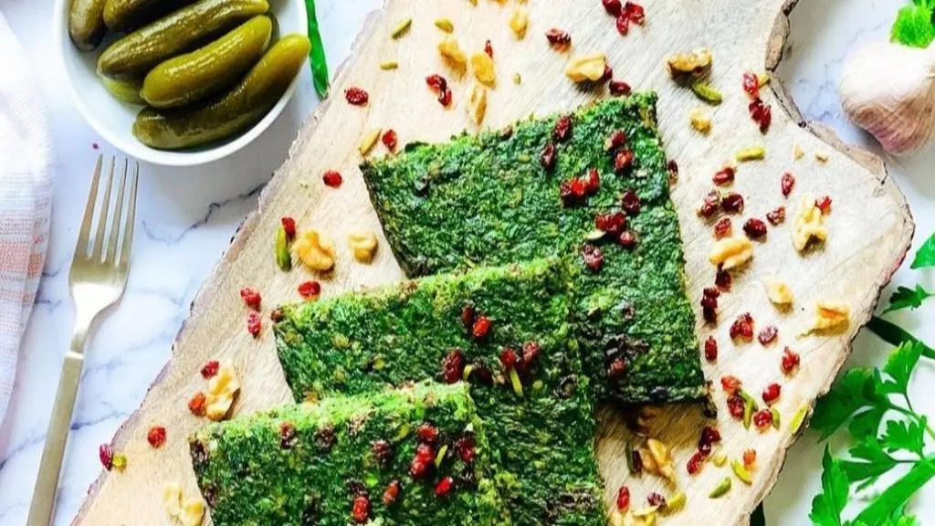 ناهار کوکو تره فرنگی پف دار مجلسی با زرشک و گردو درست کن | طرز تهیه کوکو تره فرنگی خوشمزه و پف دار مجلسی با زرشک و گردو