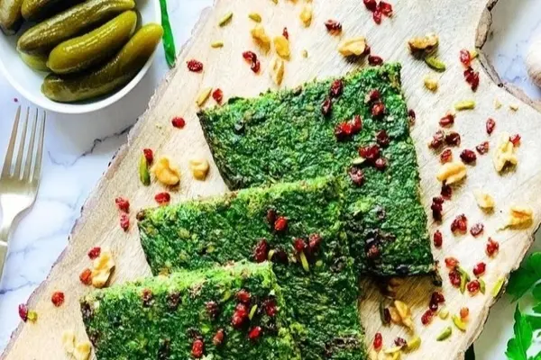 ناهار کوکو تره فرنگی پف دار مجلسی با زرشک و گردو درست کن | طرز تهیه کوکو تره فرنگی خوشمزه و پف دار مجلسی با زرشک و گردو