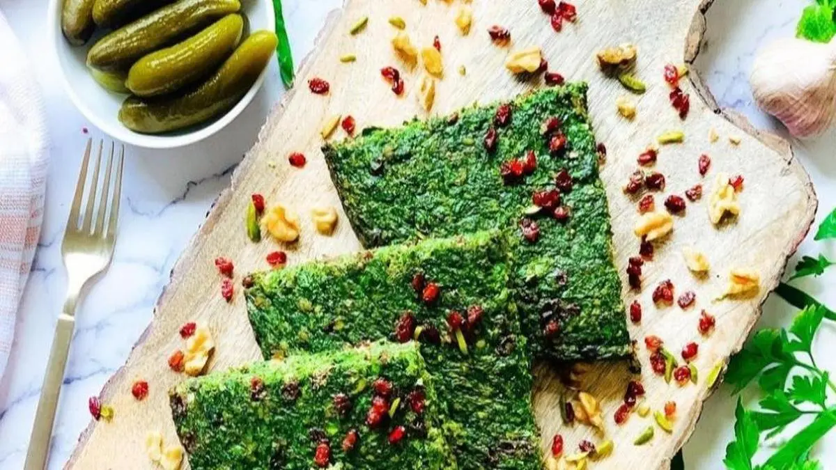 ناهار کوکو تره فرنگی پف دار با زرشک و گردو درست کن | طرز تهیه کوکو تره فرنگی خوشمزه و پف دار با زرشک و گردو