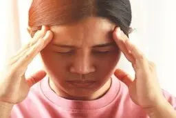 چرا خم شدن باعث سردرد می‌شود؟ 