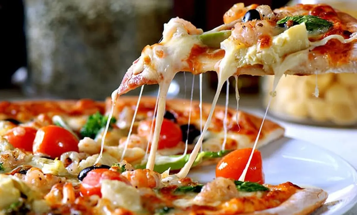 اگر این غذا رو ببینی و بپزی عاشقش میشی! | طرز تهیه‌ پیتزا رولی +ویدئو