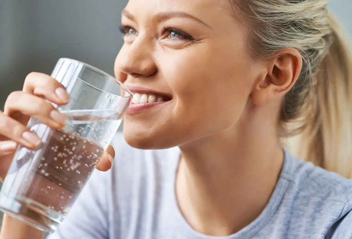۵ تاثیر شگفت انگیز نوشیدن آب روی مغز