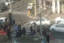 سقوط بار میوه از پیکان وانت در رشت/مردم به کمک شتافتند