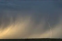 شب گذشته | لحظه‌ی عبور توده‌ی تندری از آسمان تبریز+ویدئو 