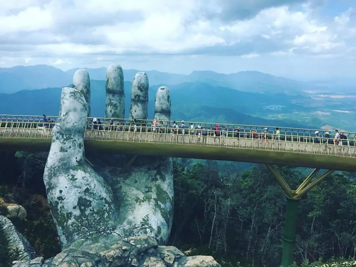 افتتاح پل معلق شیشه‌ای ۶۰۰ متری
 در ارتفاعات جنگلی در ویتنام+ویدئو
