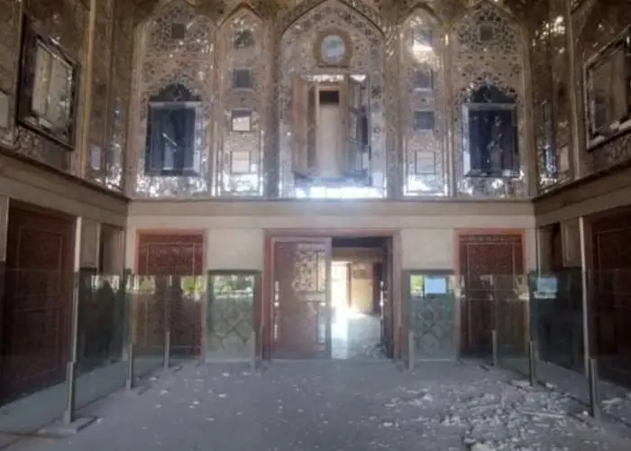 ریزش تزئینات چهلستون اصفهان ادامه دارد