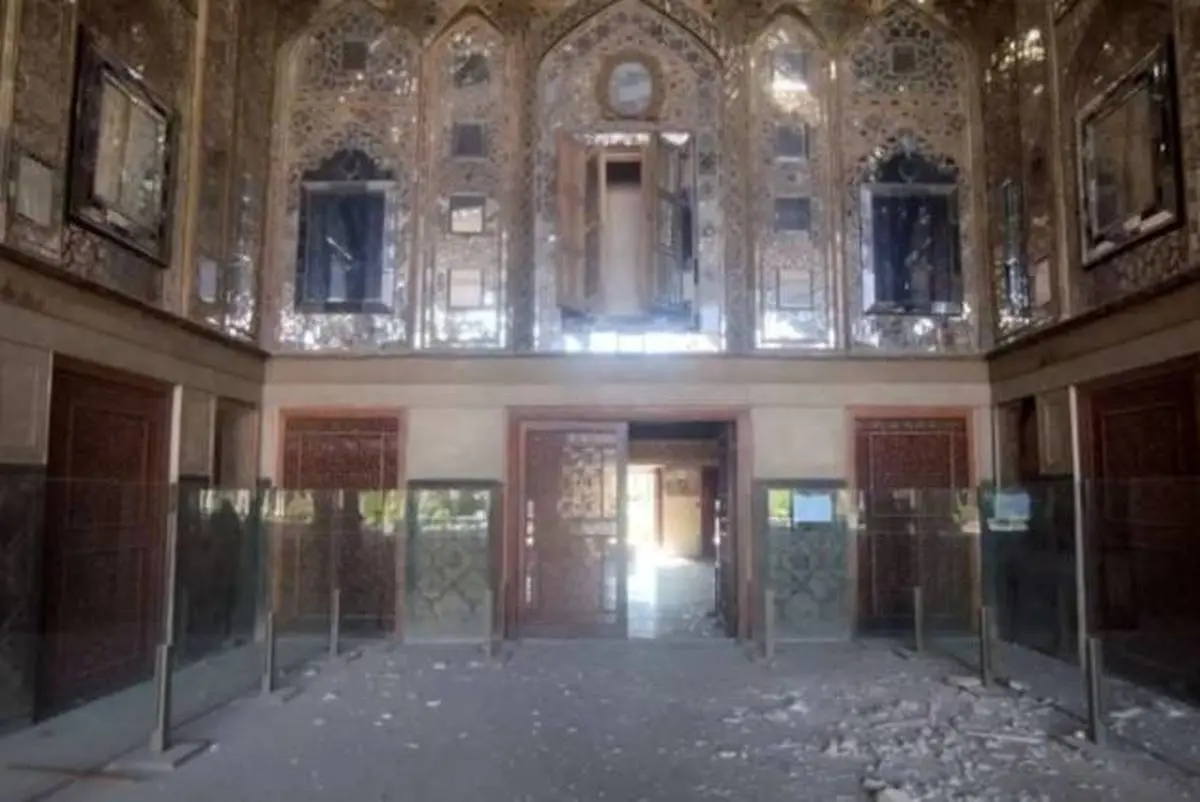 ریزش تزئینات چهلستون اصفهان ادامه دارد